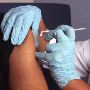 A vacina da gripe já está disponível gratuitamente para os caminhoneiros